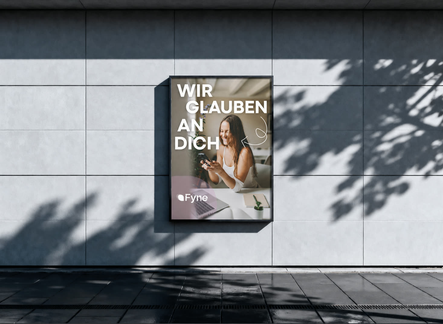Fyne-Plakat „Wir glauben an dich“ an einer Wand