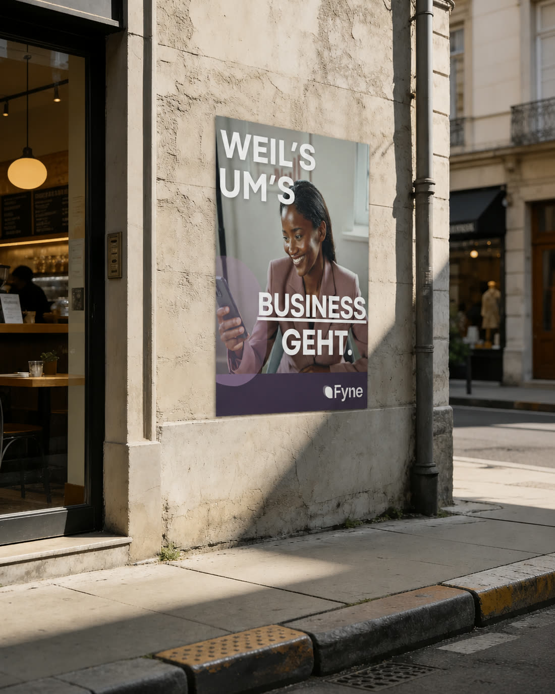 Fyne-Plakat „Weil’s um’s Business geht“ an einer Straße