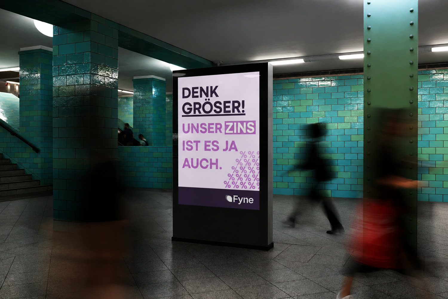 Fyne-Anzeige „Denk größer“ in einer U-Bahn-Station
